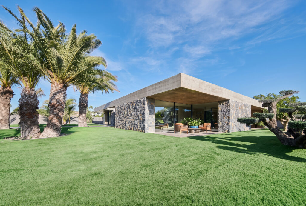 Vivienda unifamiliar de arquitectura contemporánea rodeada de jardín